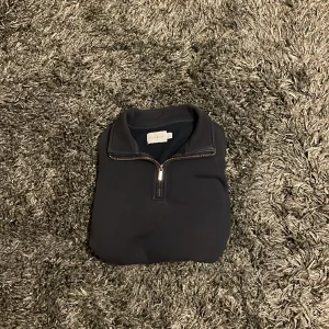 Halfzip  - Säljer nu min halfzip från topman då den inte har kommit till användning på ett bra tag. Storleken är M men jag skulle säga att det är en L och passar för folk som är över 182, vill även tillägga att den är lite bredare.