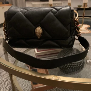 Kurt Geiger nyskick - Köpt i London för 4000kr. Säljer för halva priset. Nyskick och helt fantastiskt skinn. Innerficka med blixtlås. Perfekt storlek 24x15cm. 