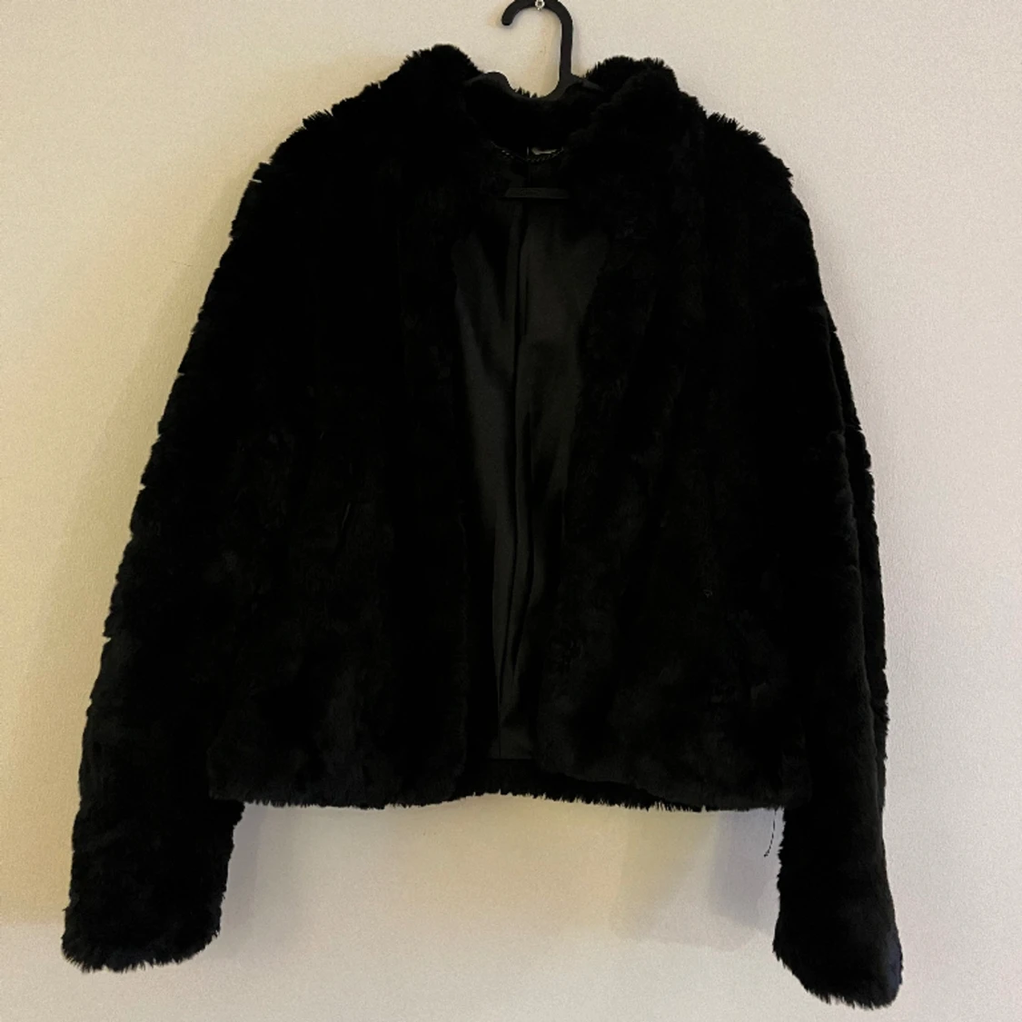 Svart pälsjacka