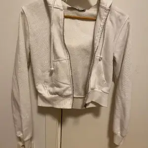 En fin vit hoodie som är använd ett par gånger men är fortfarande i bra skick. Säljs pga att jag inte använder den längre och den bara ligger i garderoben utan att den kommer till användning längre :)