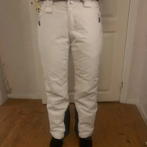 Vita skidbyxor  - Säljer ett par vita skidbyxor i fint skick. Använda ett par gånger under förra säsongen. Dem är varma och håller tätt. Finns i Kumla/Örebro men kan skickas och även mötas upp om du bor i närheten. 
