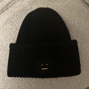 Acne mössa - Säljer min älskade Acne mössa i extremt bra skick! Inga tecken på användning, Såå fin och skön!🥰denna kombination av färg/märket säljs inte längre🌸