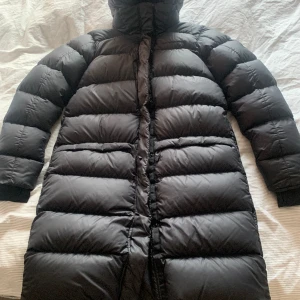 Peak performance jacka - Säljer en peakperformance jacka då den blivit för liten. Ägd i ca 2 år och bra skick. Inget slitage. Modellnamn: Frost down coat. Ny pris 4800kr.