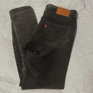 Levis 502 mörkgrå jeans strl 33 32 i väldigt bra skick
