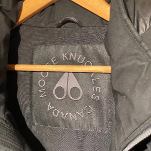 Mooce knuckles jacka - En mooce knuckles jacka, använd en vinter men blivit för liten. Inget slitage. Nypris 12 499kr, mitt pris 2999kr.