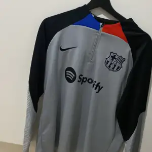 Barcelona tracksuit storlek M, användt skick!.