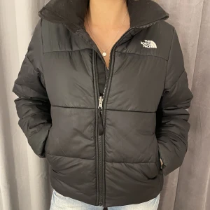 Northface vinterjacka  - Sparsamt använd, köpt för 1800kr för ungefär 1 år sen, säljer för att den inte kommer till användning, storlek M men kan användas som S😊