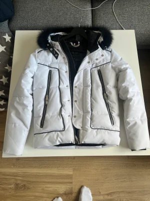 Horspist jacka - Säljer min horspist jacka i storlek M! Den är köpt från trelupi för två vintrar sedan, sparsamt använd och inga flaws eller fläckar! Galet tjock kvalite, jämförs rakt av med moose knuckles! Kostar 5199kr ny! Hör av dig vid fler bilder! Mvh