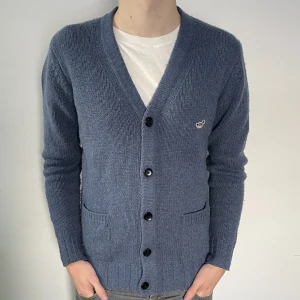 Cardigan - Edmonnd Studios - Sjukt snygg stickad Cardigan från Edmonnd Studios i Ull. Skick 8/10, lite nopprig men inga större defekter. Storlek S. Modellen är 180 cm. Nypris 1299. Vårat pris 449. Skriv vid minsta fundering!📩