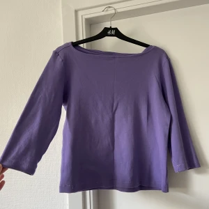 Söt topp - Söt lila topp 💜 Handsydd så verkligen unik 💜Croppad och trekvartslånga ärmar! Uppskattar till storlek M/L (jag är L/42 på bilden) men kan passa 38-40 också 💟Superfint skick! Sååå söt till jeans eller kjol, perfekt basplagg! 🥰