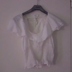 Vit topp - Söt vit topp som tyvärr inte kommit till användning 