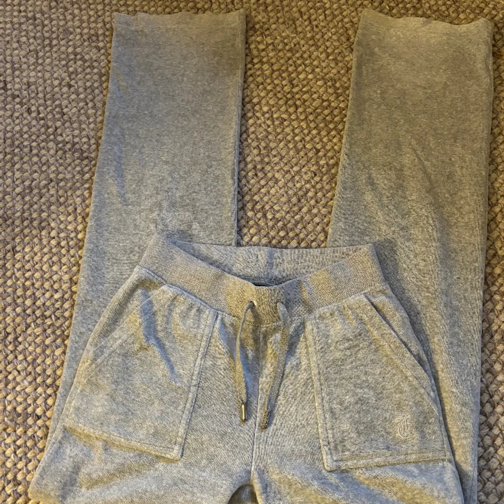 Säljer mina grå juicy byxor som jag köpte förra året. Nypris 1099kr pris kan diskuteras och hör av er om ni har frågor . Jeans & Byxor.