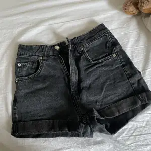 Svarta enkla jeansshorts