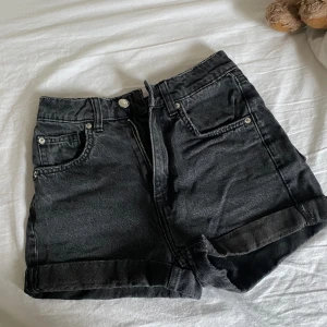 Svarta jeansshorts - Svarta enkla jeansshorts