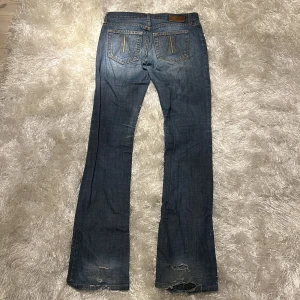 Lowwaisted jeans  - Säljer dessa sjukt snygga lågmidjade jeansen. De är slitna på baksidan ner till därav priset men annars super snygga. Midjemått-68cm💕