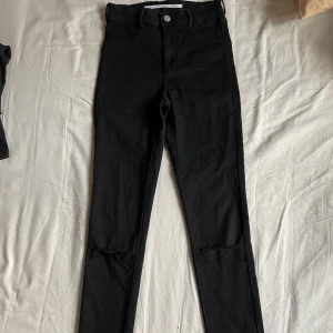Jeans - Använda 1gång. Avklippta nertill.