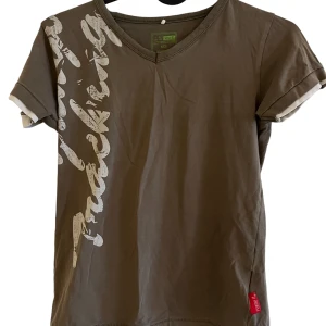 Brun tröja med tryck - Söt tröja med tryck och detaljer⚡️ passar som strlk s/xs skulle jag säga💘 kontakta mig vid funderingar!