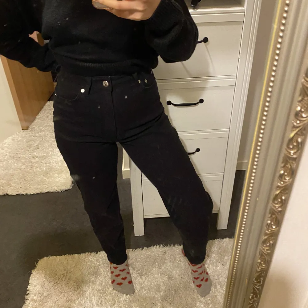 Jättefina svarta mom jeans från HM. Inte så mycket använda och i fint skick, storlek 34 men rymliga i storleken, och väldigt sköna o bekväma. Spegeln är smutsig därav lite fläckar på bilden! . Jeans & Byxor.