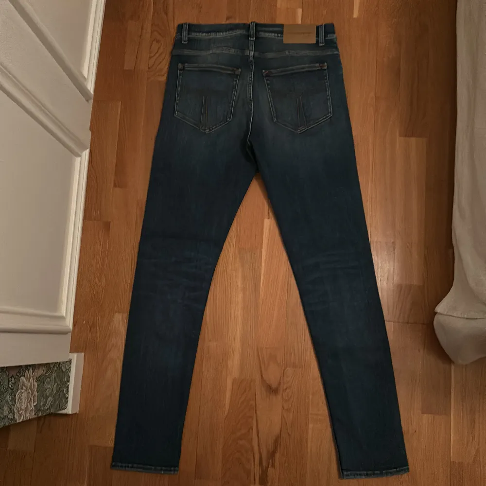 Säljer dessa skitsnygga slim Tiger of Sweden evolve jeans i storlek 32/34. Oanvända med tags kvar. Skick 10/10. Var inte rädd för att ställa frågor!! Nypris 1499. Jeans & Byxor.