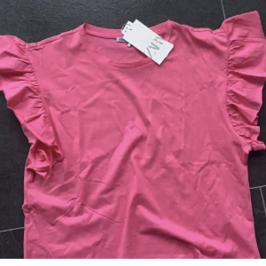 Volang topp  - Säljer denna söta volang topp från zara som är nästan oanvänd.