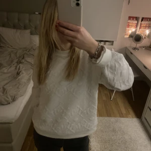 Tröja  - Jättefin tröja från Zara. Max använd 3 gånger, den är i nyskick! Tryck gärna på köp nu 