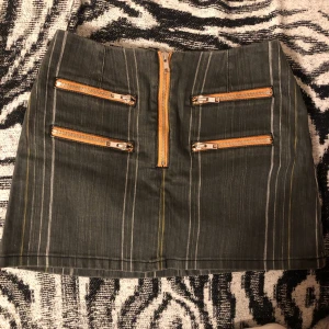 Denim kjol  - Grå Jeanskjol från Urban outfitters, aldrig använd och säljes för den är för liten för mig. Fint skick, storlek XS Från djur och rökfritt hem