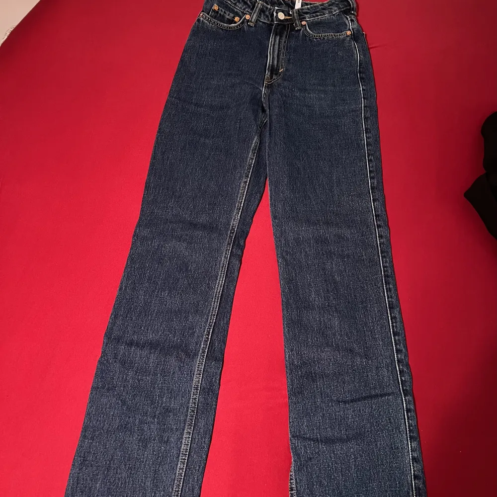 Mörkblåa straight jeans från weekday (rowe extra high straight jeans - nobel blue) i perfekt skick, sparsamt använda, inga defekter eller noppringar!! 💕💕 Nypris: 590kr.. Jeans & Byxor.
