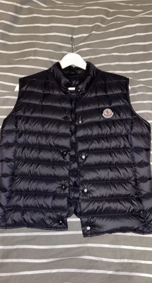 Moncler väst - Säljer en Moncler väst (dam) i stl 4 köpt på NK här i göteborg. Använd max två gånger. Kvitto medföljer såklart!  Vid fler frågor bara att skriva:))