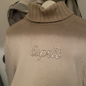 Esprit polo - Vintage Esprit polo-tröja. Strl ca S/36. Beige med lite vida armar.