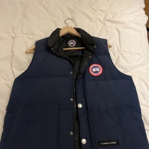 Canada Goose Väst - Är i bra skick förutom att dragkedjan är lite trasig.