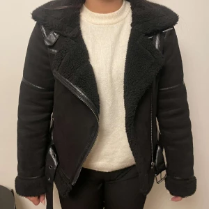 Zara jacka - Hej, säljer min jacka som är från zara den är i fint skick och passar perfekt nu till vintern. Använd fåtal gånger 