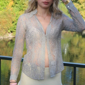 Green lace blouse - Beställningar görs via vår hemsida: thrifteddesign.one.   En grön spetsblus som knäpps med en genomskinlig knapp.