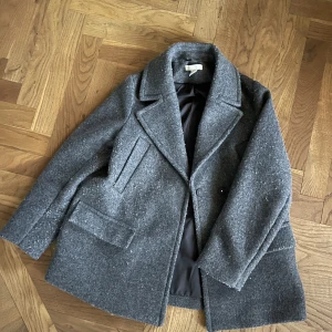 Grå kappa - fin & mysig kappa, lite nopprig men det är inget som märks🩷 använd Max 3 gånger