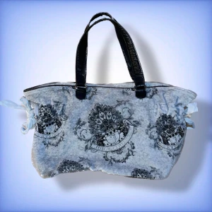 Juicy Väska - En fin grå juicy väska i ett jätte fint skick, med fina mönster💎 Hör av dig om du vill se hur den ser ut inuti och om du har fler frågor☺️