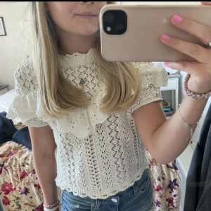 Söt topp från Zara - Super söt topp från Zara i storlek M ,men jag brukar ha XS och den passar mig bra. Så skulle säga att den passar XS-S lika bra 🥰Den är lite krämvit i färgen, jag säljer den för 180kr+frakt😊Hör av dig för fler bilder eller frågor!💗