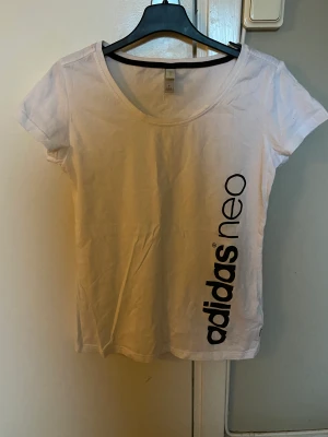 Adidas T-shirt  - Vit adidas t-shirt  Inga fläckar  Aldrig använd 