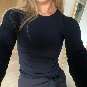 Svart topp med detaljer  - Säljer en helt oanvänd topp med fina detaljer 💓🫶🏼Storlek XS