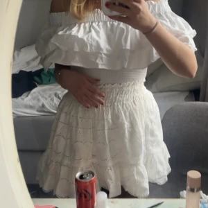 By malina kjol  - Vit broderad by malina kjol i storlek XS. Nypris 1499