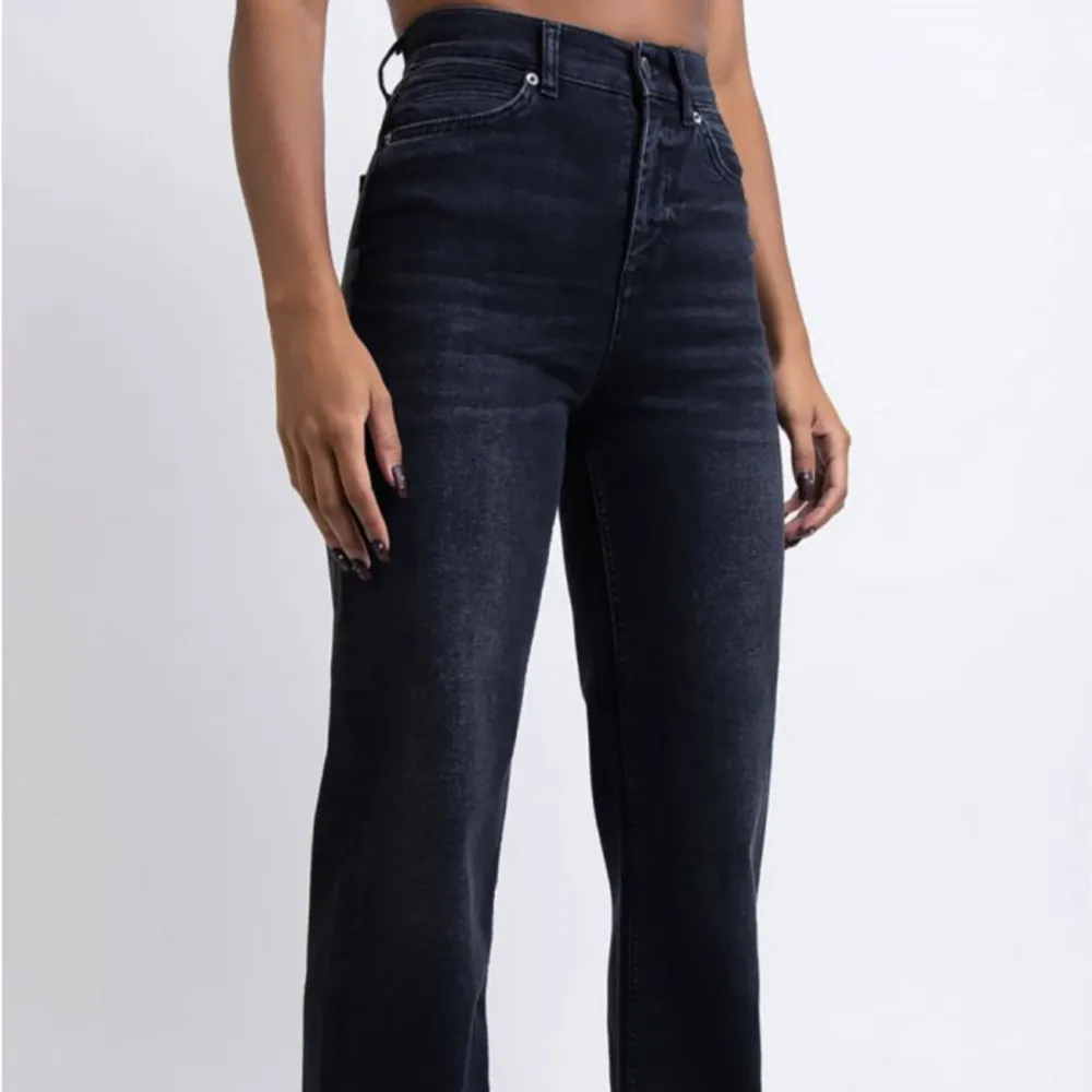 Säljer dessa svarta hödmidjade jeans från Madlady i storlek 36-TALL. Nypris: 649kr, mitt pris: 200kr. De är i bra skick, inga defekter men använda en del. Därav det låga priset. Säljer pga inte min stil längre. Skriv för egna bilder 🫶🏼. Jeans & Byxor.