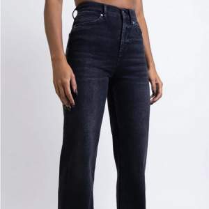 Säljer dessa svarta hödmidjade jeans från Madlady i storlek 36-TALL. Nypris: 649kr, mitt pris: 200kr. De är i bra skick, inga defekter men använda en del. Därav det låga priset. Säljer pga inte min stil längre. Skriv för egna bilder 🫶🏼