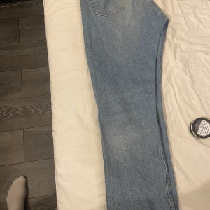 Levis 501 jeans  - Levis 501 jeans storlek w34/L32 bra passform och fint skick endast använda några fåtal gånger sparsamt inga tecken på skador/missfärgning 