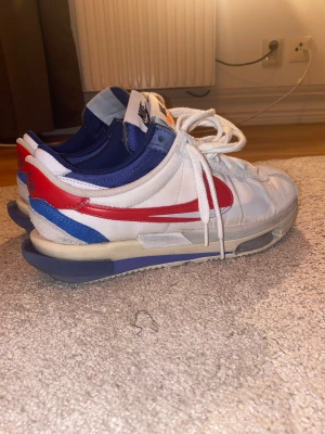 Nike x Sacai Cortez - Tja! Säljer dessa riktigt limiterade Nike x Sacai Cortez i den klassiska färgkombinationen från original Cortez sneakern. Nypris 2400. Storlek 41. Dessa är använda men inga direkt synliga skador på skorna.