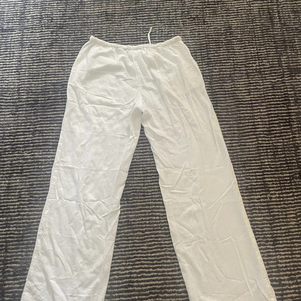 vita lågmidjade linnebyxor från hm. knappt använda! första bilden använd från hms hemsida . Jeans & Byxor.