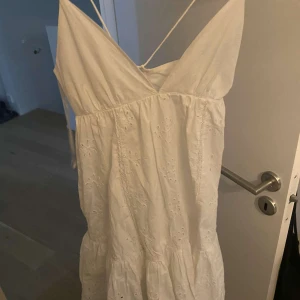 Klänning  - En vit zara klänning, frakt står man själv för