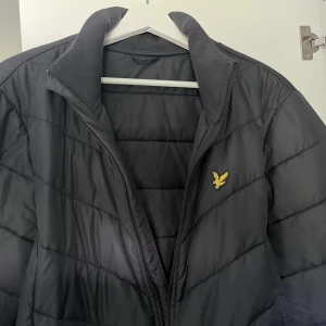 Lyle & Scott Jacka - Det passar inte mig det är därför jag säljer det. Köpte för 2000 sek men säljer för 500 sek 