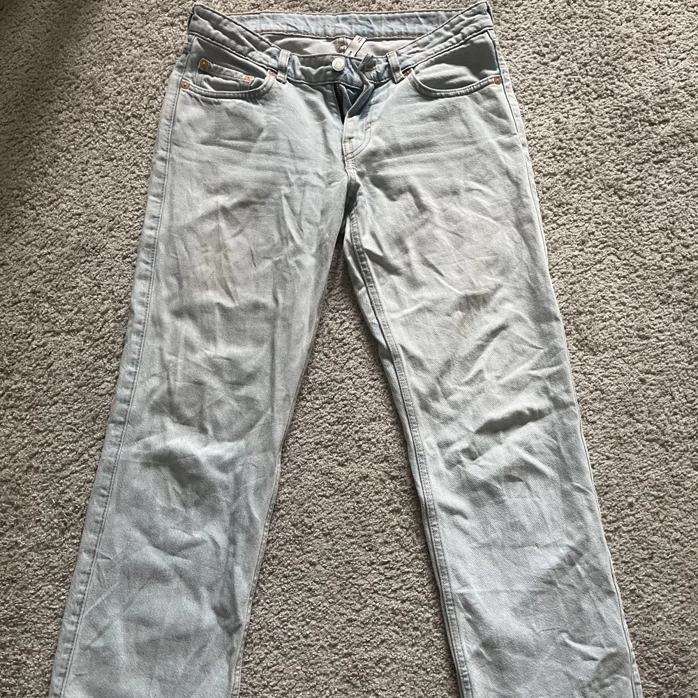 Ett par jätte fina jeans från weekay Köptes för ungefär 1 år sedan. Men har blivit lite får små för mig. I väldigt bra skick. . Jeans & Byxor.