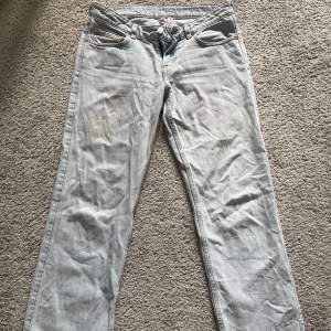 Ett par jätte fina jeans från weekay Köptes för ungefär 1 år sedan. Men har blivit lite får små för mig. I väldigt bra skick. 