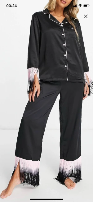 Pyjamas  - Super fin! Oanvänd prislappen står kvar! Köpte i fel storlek  Nypris 599kr 