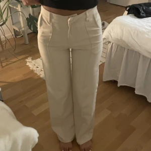 Madlady kostymbyxor  - Beiga kostymbyxor från madlady💕