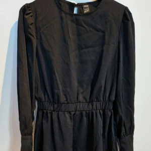 Klänning - En ny klänning! Fin med knappar på ärmarna!